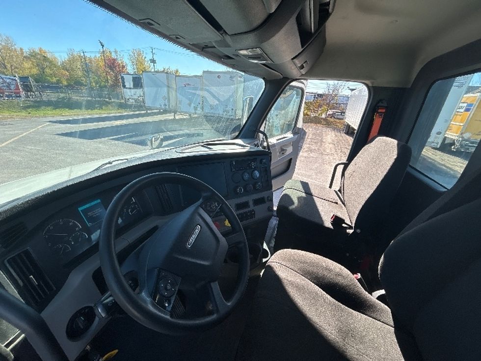 Day Cab Tractor-Heavy Duty Tractors-Freightliner-2020-T12664ST-Montreal-PQ-693,086\n\t\tkm-$ 59,250 - Image 10