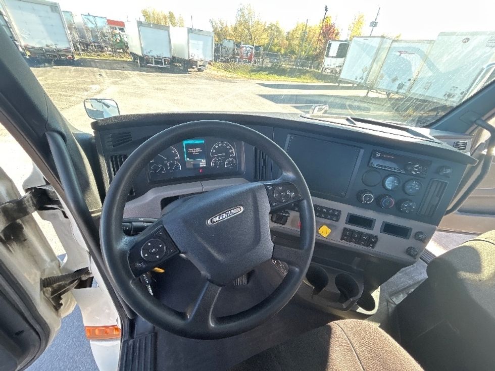 Day Cab Tractor-Heavy Duty Tractors-Freightliner-2020-T12664ST-Montreal-PQ-693,086\n\t\tkm-$ 59,250 - Image 11