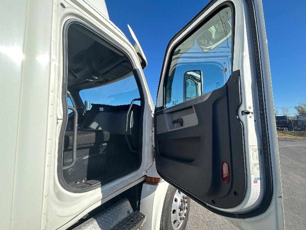 Day Cab Tractor-Heavy Duty Tractors-Freightliner-2020-T12664ST-Montreal-PQ-693,086\n\t\tkm-$ 59,250 - Image 12
