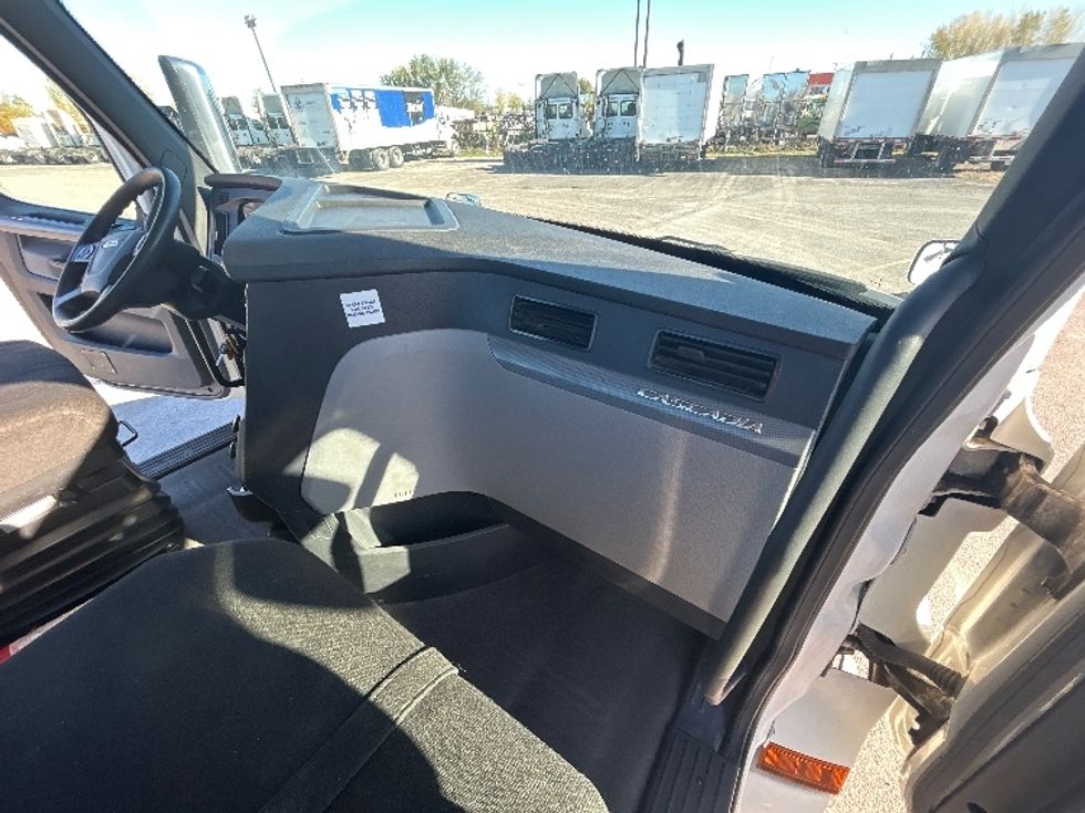 Day Cab Tractor-Heavy Duty Tractors-Freightliner-2020-T12664ST-Montreal-PQ-693,086\n\t\tkm-$ 59,250 - Image 13