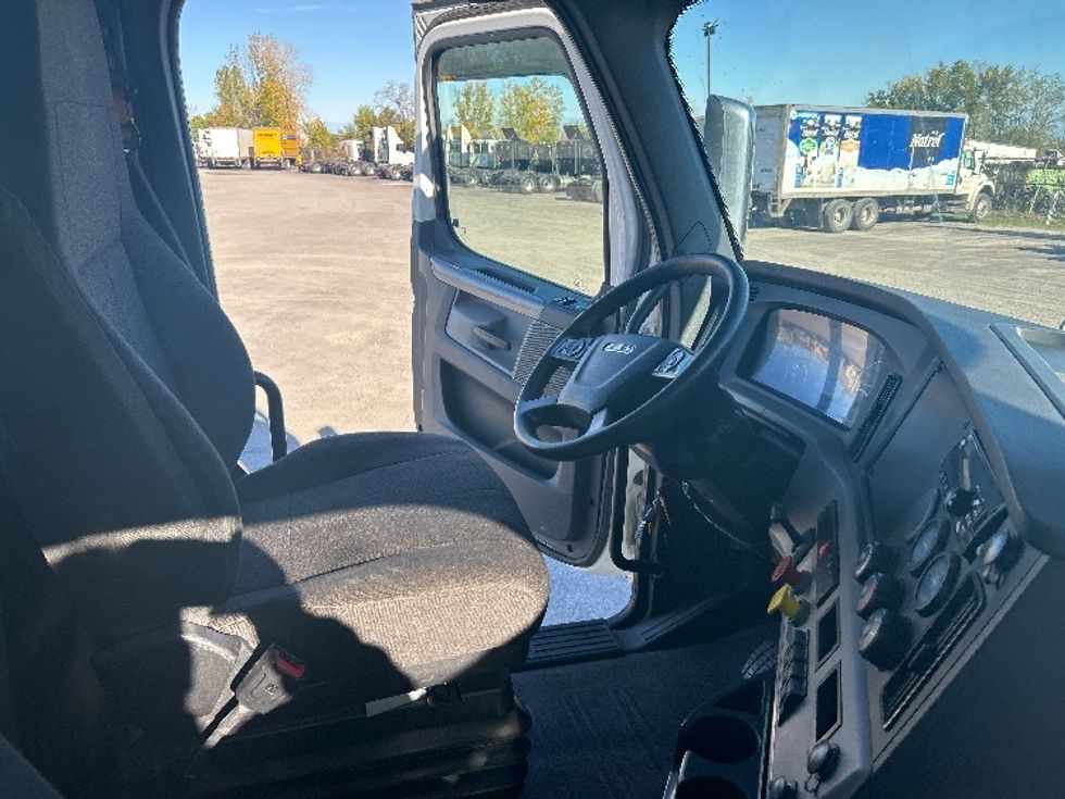Day Cab Tractor-Heavy Duty Tractors-Freightliner-2020-T12664ST-Montreal-PQ-693,086\n\t\tkm-$ 59,250 - Image 14