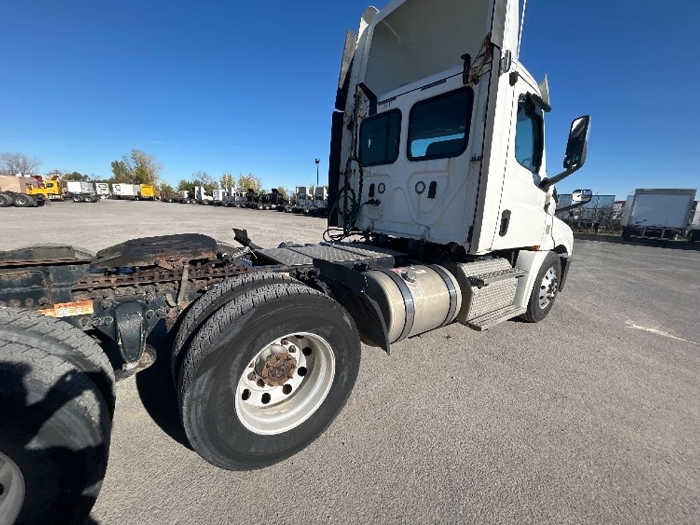 Day Cab Tractor-Heavy Duty Tractors-Freightliner-2020-T12664ST-Montreal-PQ-693,086\n\t\tkm-$ 59,250 - Image 17