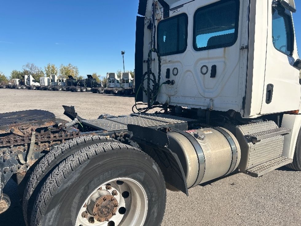 Day Cab Tractor-Heavy Duty Tractors-Freightliner-2020-T12664ST-Montreal-PQ-693,086\n\t\tkm-$ 59,250 - Image 18