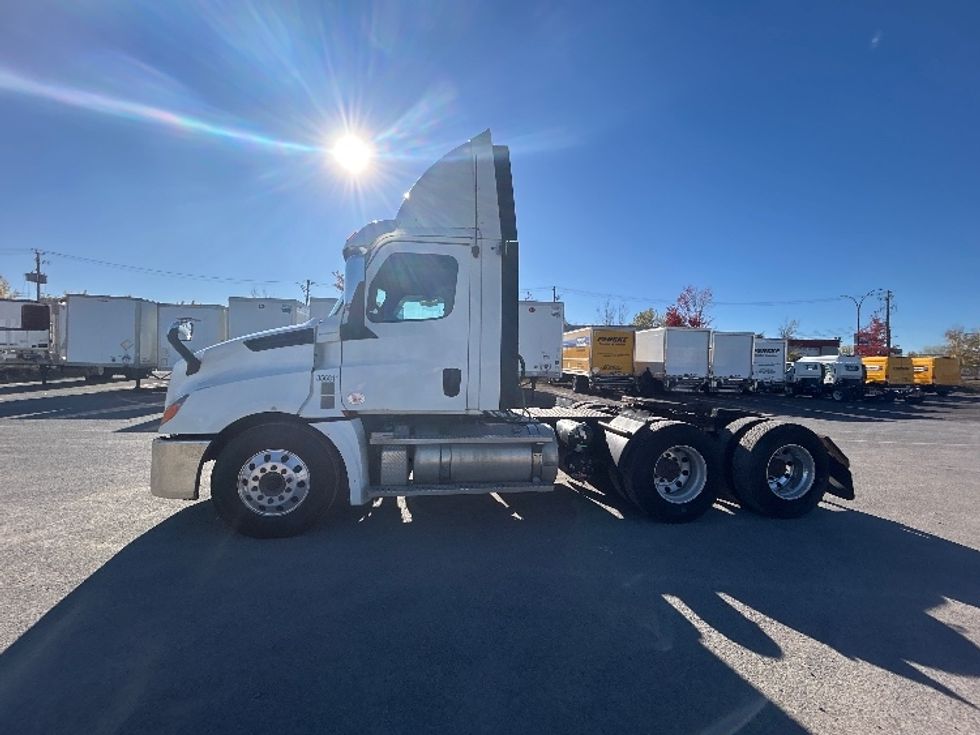 Day Cab Tractor-Heavy Duty Tractors-Freightliner-2020-T12664ST-Montreal-PQ-693,086\n\t\tkm-$ 59,250 - Image 4