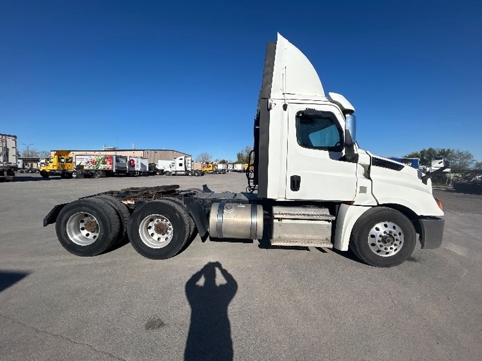 Day Cab Tractor-Heavy Duty Tractors-Freightliner-2020-T12664ST-Montreal-PQ-693,086\n\t\tkm-$ 59,250 - Image 8
