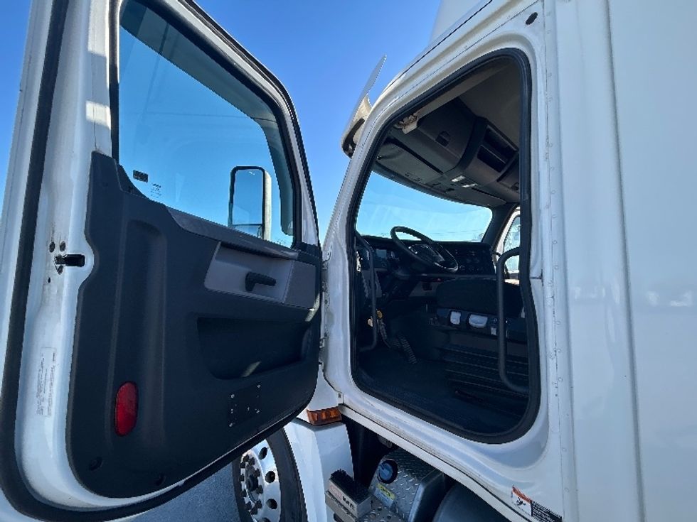 Day Cab Tractor-Heavy Duty Tractors-Freightliner-2020-T12664ST-Montreal-PQ-693,086\n\t\tkm-$ 59,250 - Image 9