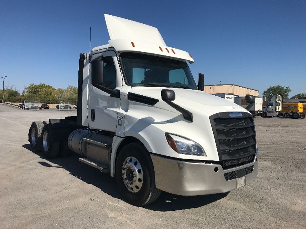 Day Cab Tractor-Heavy Duty Tractors-Freightliner-2020-T12664ST-Montreal-PQ-704,329\n\t\tkm-$ 62,500 - Image 1