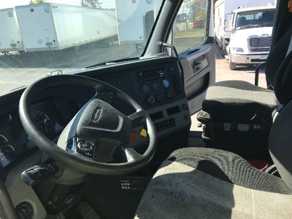 Day Cab Tractor-Heavy Duty Tractors-Freightliner-2020-T12664ST-Montreal-PQ-704,329\n\t\tkm-$ 62,500 - Image 10