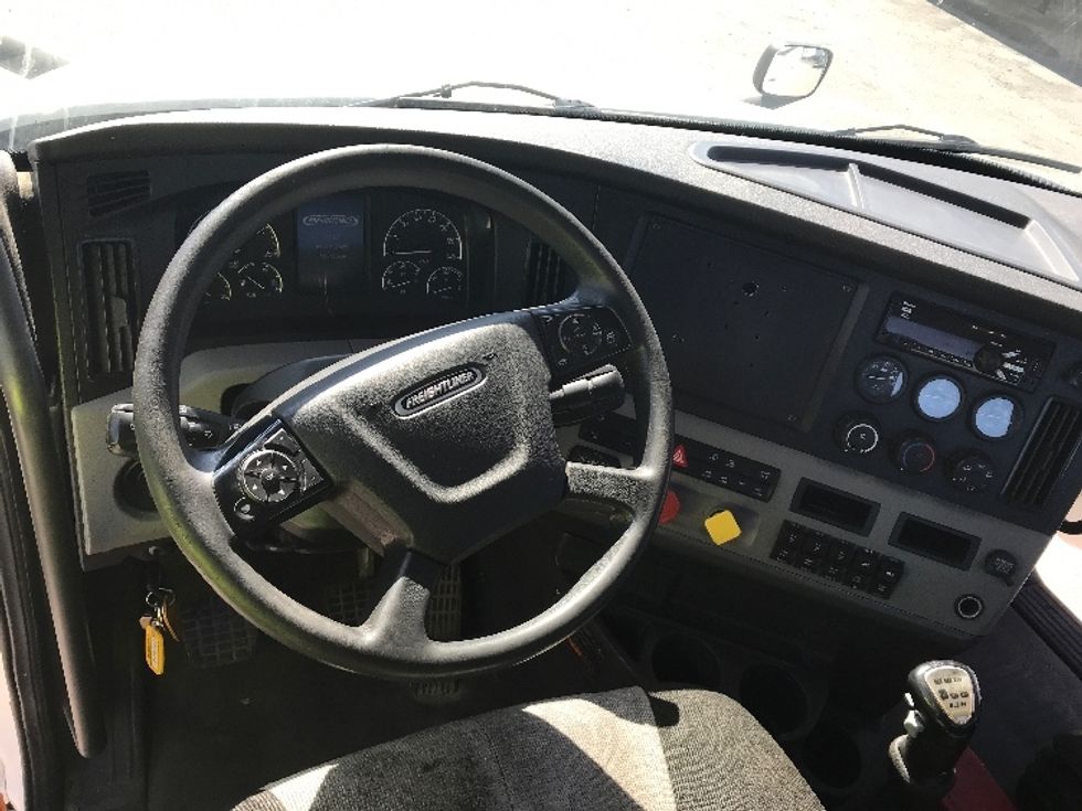 Day Cab Tractor-Heavy Duty Tractors-Freightliner-2020-T12664ST-Montreal-PQ-704,329\n\t\tkm-$ 62,500 - Image 11