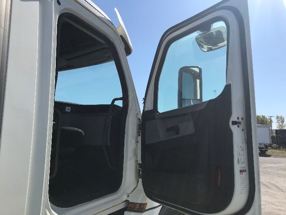 Day Cab Tractor-Heavy Duty Tractors-Freightliner-2020-T12664ST-Montreal-PQ-704,329\n\t\tkm-$ 62,500 - Image 12