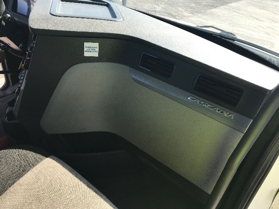 Day Cab Tractor-Heavy Duty Tractors-Freightliner-2020-T12664ST-Montreal-PQ-704,329\n\t\tkm-$ 62,500 - Image 13