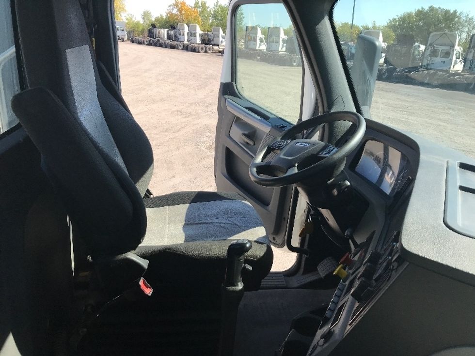 Day Cab Tractor-Heavy Duty Tractors-Freightliner-2020-T12664ST-Montreal-PQ-704,329\n\t\tkm-$ 62,500 - Image 14