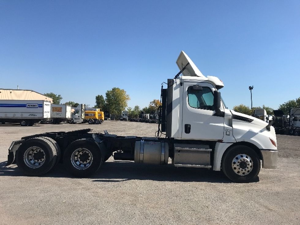 Day Cab Tractor-Heavy Duty Tractors-Freightliner-2020-T12664ST-Montreal-PQ-704,329\n\t\tkm-$ 62,500 - Image 8