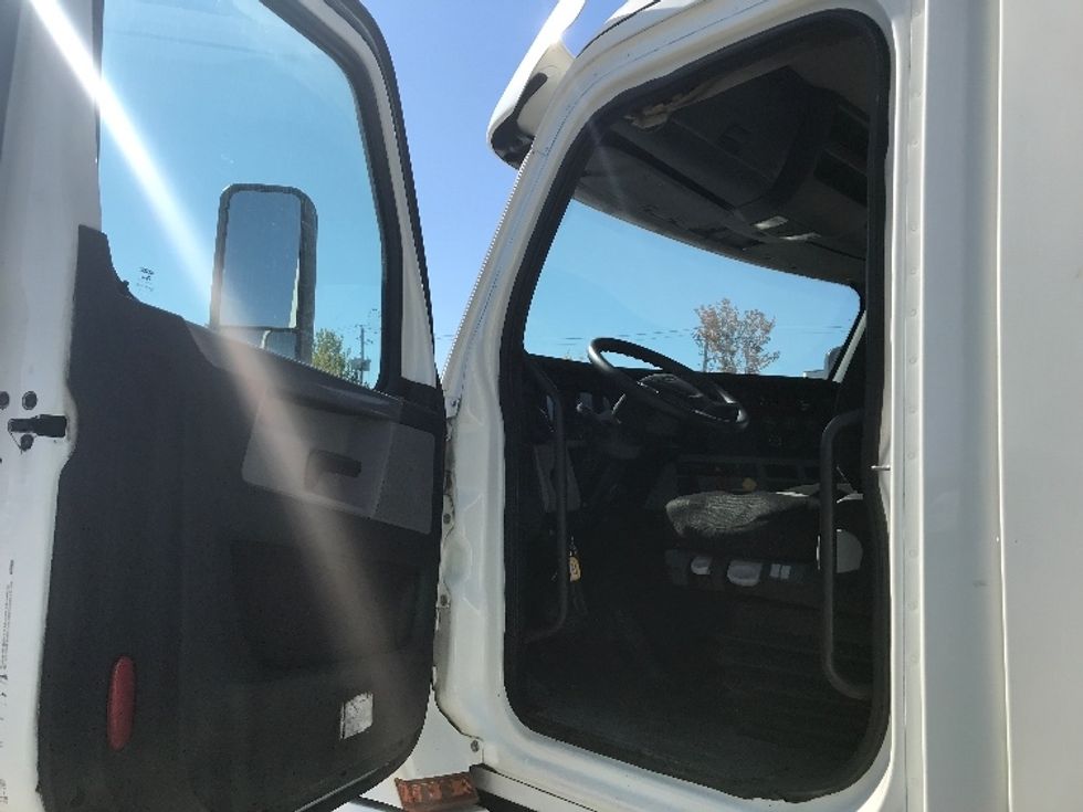 Day Cab Tractor-Heavy Duty Tractors-Freightliner-2020-T12664ST-Montreal-PQ-704,329\n\t\tkm-$ 62,500 - Image 9