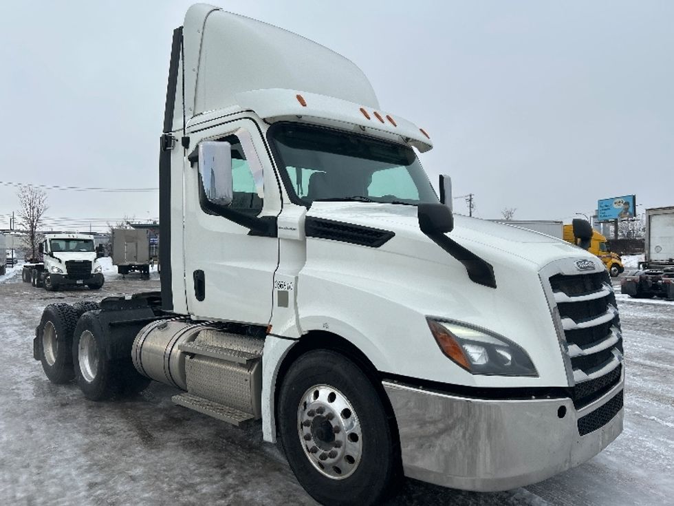 Day Cab Tractor-Heavy Duty Tractors-Freightliner-2020-T12664ST-Montreal-PQ-742,041\n\t\tkm-$ 57,000 - Image 1