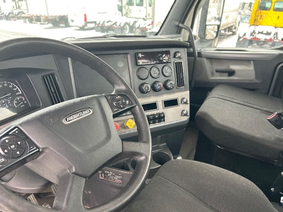 Day Cab Tractor-Heavy Duty Tractors-Freightliner-2020-T12664ST-Montreal-PQ-742,041\n\t\tkm-$ 57,000 - Image 10
