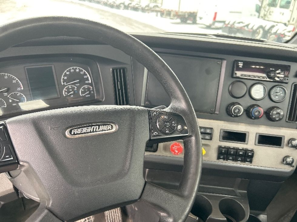 Day Cab Tractor-Heavy Duty Tractors-Freightliner-2020-T12664ST-Montreal-PQ-742,041\n\t\tkm-$ 57,000 - Image 11