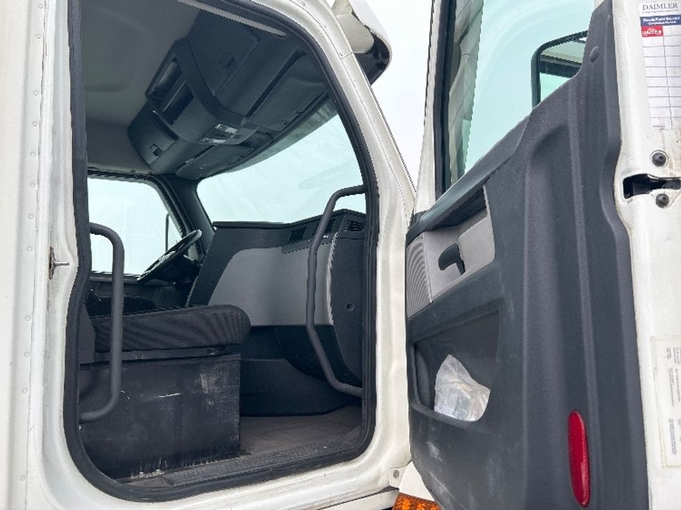 Day Cab Tractor-Heavy Duty Tractors-Freightliner-2020-T12664ST-Montreal-PQ-742,041\n\t\tkm-$ 57,000 - Image 12