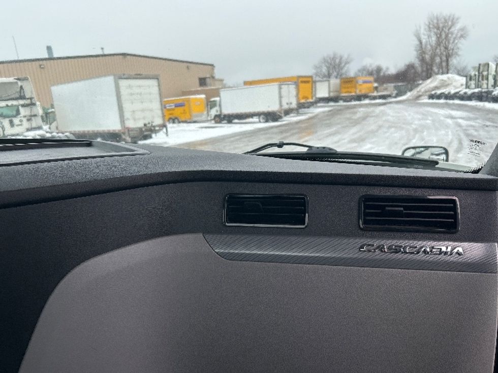 Day Cab Tractor-Heavy Duty Tractors-Freightliner-2020-T12664ST-Montreal-PQ-742,041\n\t\tkm-$ 57,000 - Image 13