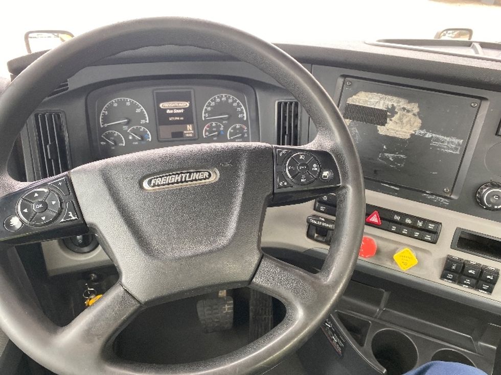 Day Cab Tractor-Heavy Duty Tractors-Freightliner-2020-T12664ST-Morristown-TN-378,854\n\t\tmiles-$ 55,000 - Image 11
