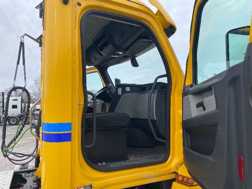 Day Cab Tractor-Heavy Duty Tractors-Freightliner-2020-T12664ST-Morristown-TN-378,854\n\t\tmiles-$ 55,000 - Image 12