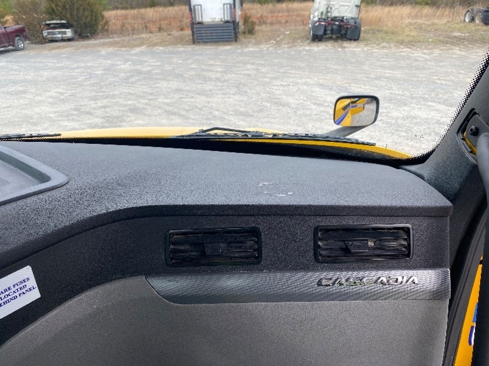 Day Cab Tractor-Heavy Duty Tractors-Freightliner-2020-T12664ST-Morristown-TN-378,854\n\t\tmiles-$ 55,000 - Image 13