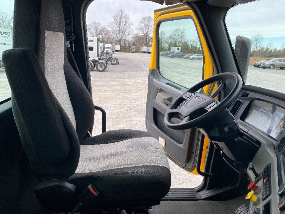 Day Cab Tractor-Heavy Duty Tractors-Freightliner-2020-T12664ST-Morristown-TN-378,854\n\t\tmiles-$ 55,000 - Image 14