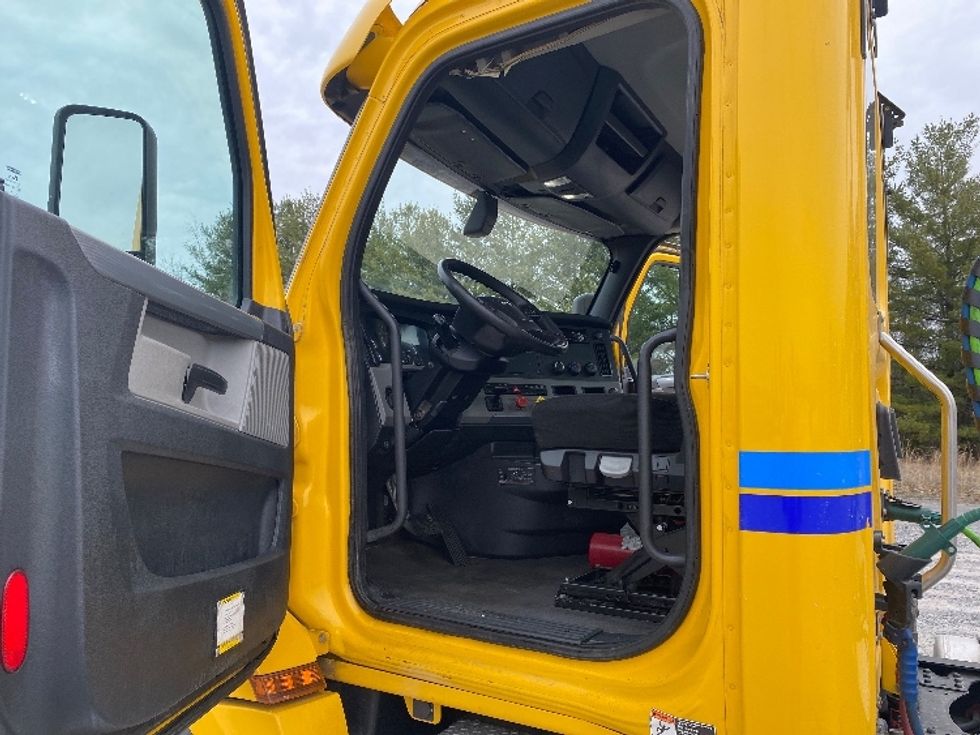 Day Cab Tractor-Heavy Duty Tractors-Freightliner-2020-T12664ST-Morristown-TN-378,854\n\t\tmiles-$ 55,000 - Image 9