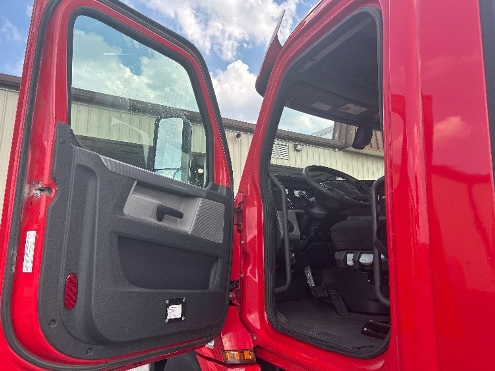 Day Cab Tractor-Heavy Duty Tractors-Freightliner-2020-T12664ST-Nashville (Mount Juliet)-TN-208,928\n\t\tmiles-$ 62,500 - Image 9