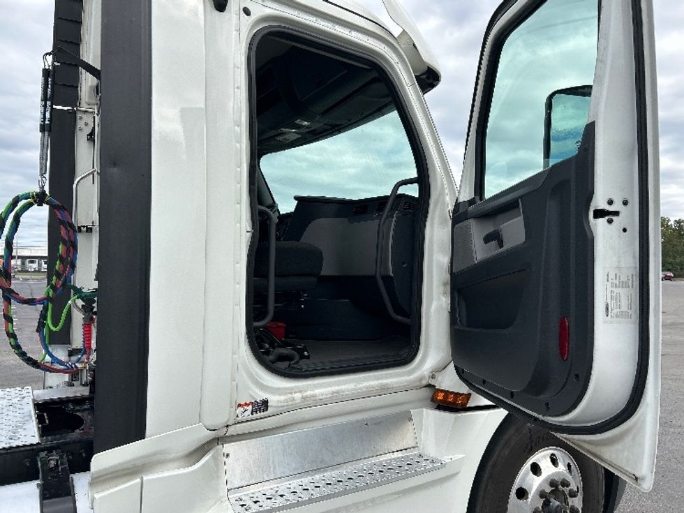 Day Cab Tractor-Heavy Duty Tractors-Freightliner-2020-T12664ST-Nashville (Mount Juliet)-TN-233,038\n\t\tmiles-$ 63,000 - Image 12