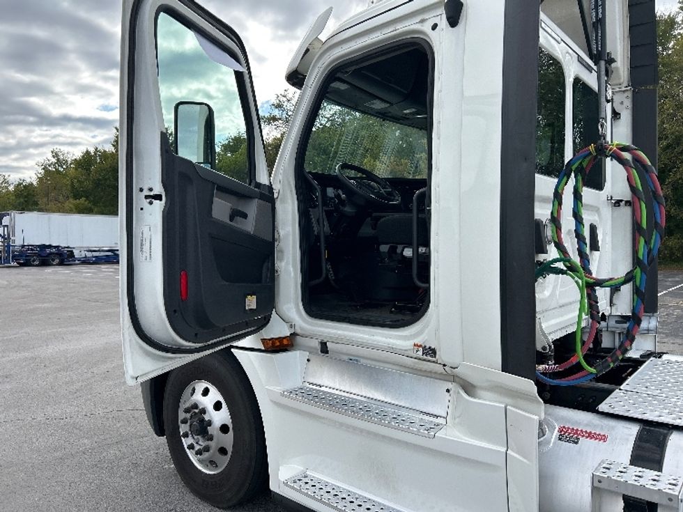 Day Cab Tractor-Heavy Duty Tractors-Freightliner-2020-T12664ST-Nashville (Mount Juliet)-TN-233,038\n\t\tmiles-$ 63,000 - Image 9