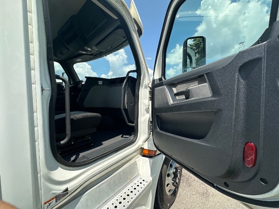 Day Cab Tractor-Heavy Duty Tractors-Freightliner-2020-T12664ST-Nashville (Mount Juliet)-TN-239,776\n\t\tmiles-$ 65,500 - Image 12