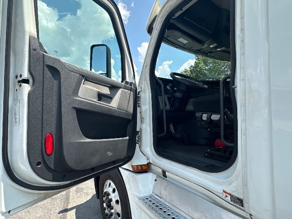 Day Cab Tractor-Heavy Duty Tractors-Freightliner-2020-T12664ST-Nashville (Mount Juliet)-TN-239,776\n\t\tmiles-$ 65,500 - Image 9