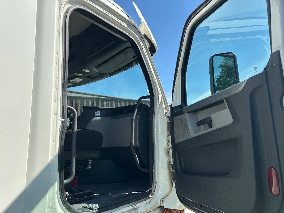 Day Cab Tractor-Heavy Duty Tractors-Freightliner-2020-T12664ST-Nashville (Mount Juliet)-TN-239,835\n\t\tmiles-$ 65,500 - Image 12