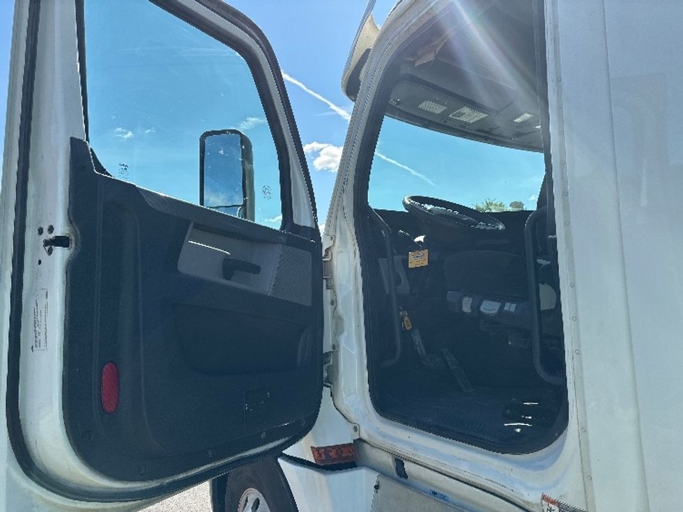Day Cab Tractor-Heavy Duty Tractors-Freightliner-2020-T12664ST-Nashville (Mount Juliet)-TN-239,835\n\t\tmiles-$ 65,500 - Image 9