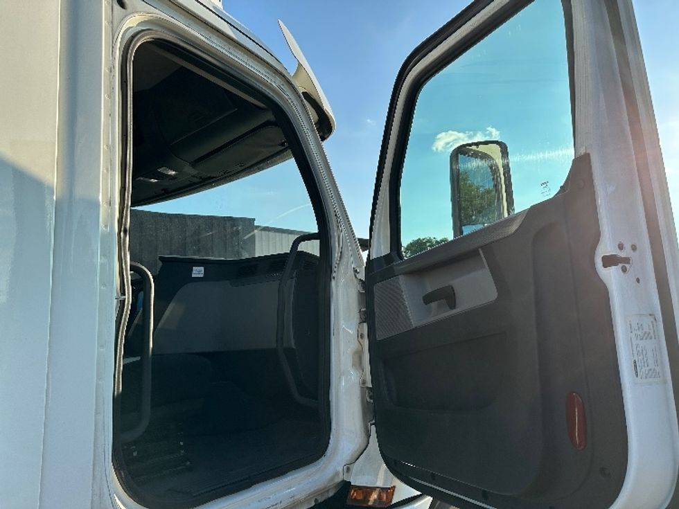 Day Cab Tractor-Heavy Duty Tractors-Freightliner-2020-T12664ST-Nashville (Mount Juliet)-TN-242,729\n\t\tmiles-$ 65,000 - Image 12