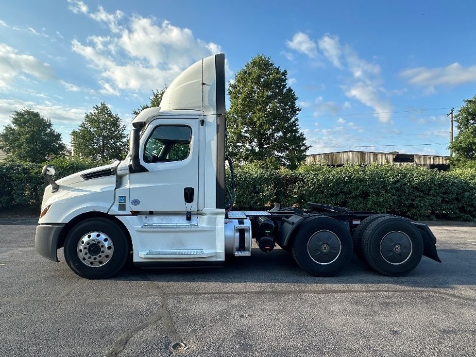 Day Cab Tractor-Heavy Duty Tractors-Freightliner-2020-T12664ST-Nashville (Mount Juliet)-TN-242,729\n\t\tmiles-$ 65,000 - Image 4