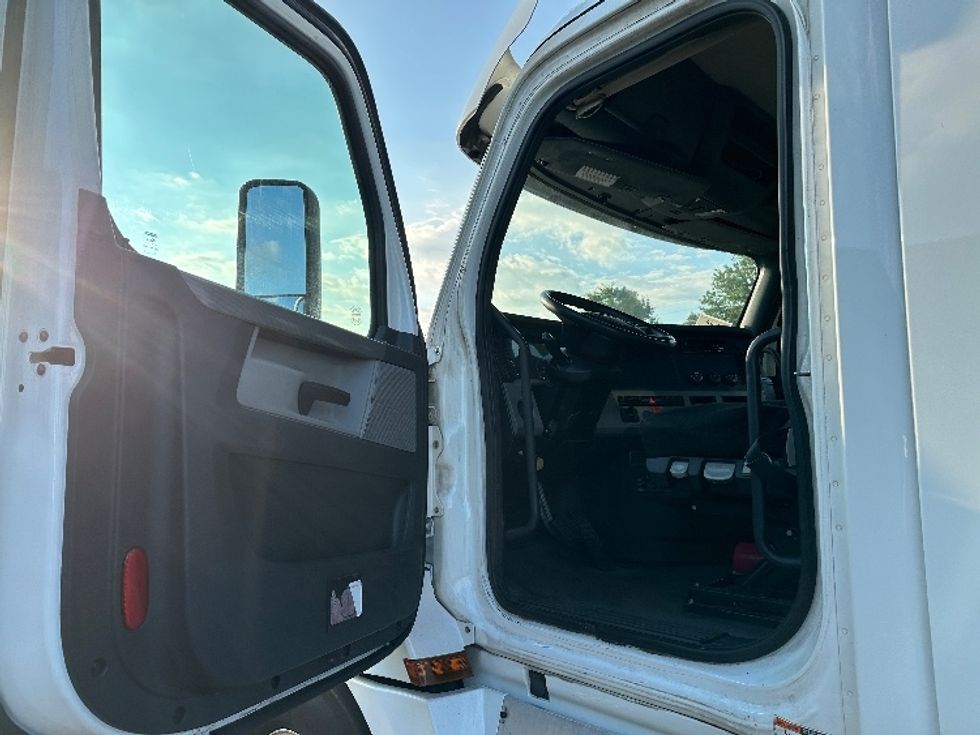 Day Cab Tractor-Heavy Duty Tractors-Freightliner-2020-T12664ST-Nashville (Mount Juliet)-TN-242,729\n\t\tmiles-$ 65,000 - Image 9