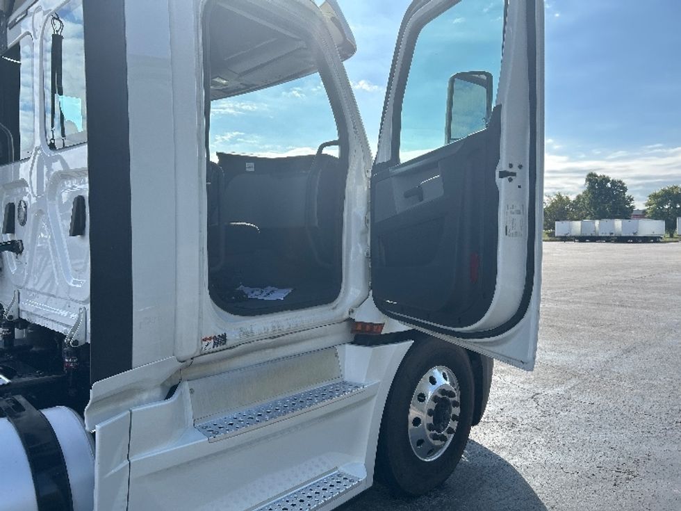 Day Cab Tractor-Heavy Duty Tractors-Freightliner-2020-T12664ST-Nashville (Mount Juliet)-TN-257,668\n\t\tmiles-$ 61,000 - Image 12