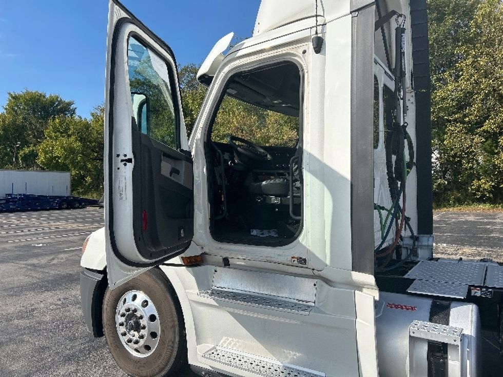 Day Cab Tractor-Heavy Duty Tractors-Freightliner-2020-T12664ST-Nashville (Mount Juliet)-TN-257,668\n\t\tmiles-$ 61,000 - Image 9