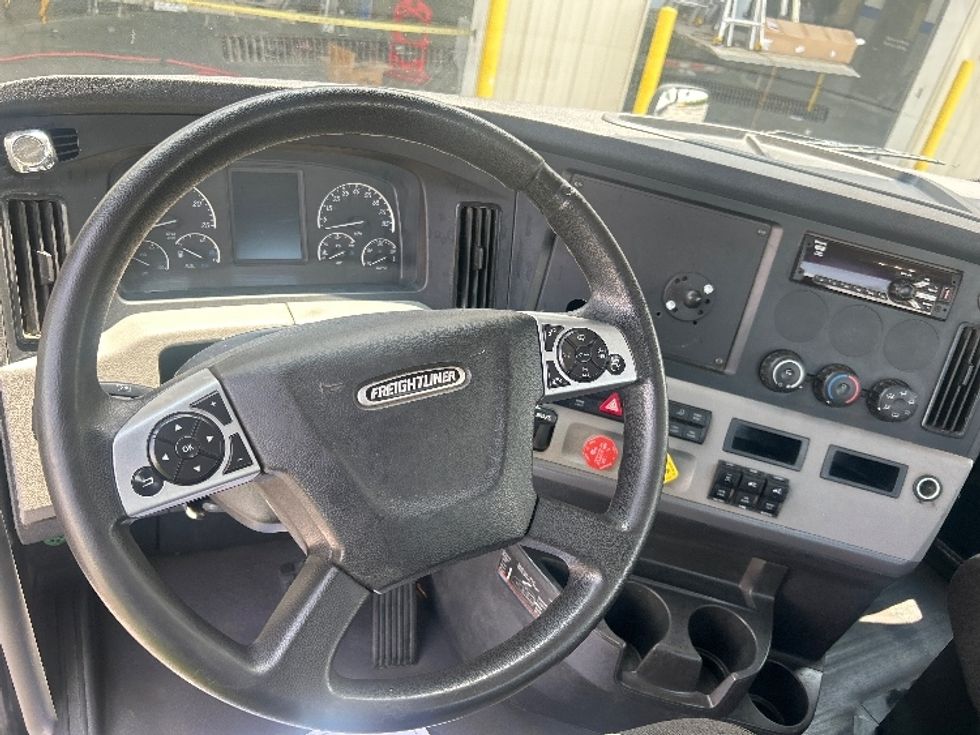 Day Cab Tractor-Heavy Duty Tractors-Freightliner-2020-T12664ST-Nashville (Mount Juliet)-TN-300,414\n\t\tmiles-$ 57,000 - Image 11