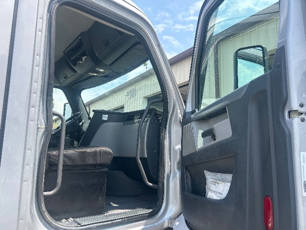 Day Cab Tractor-Heavy Duty Tractors-Freightliner-2020-T12664ST-Nashville (Mount Juliet)-TN-300,414\n\t\tmiles-$ 57,000 - Image 12