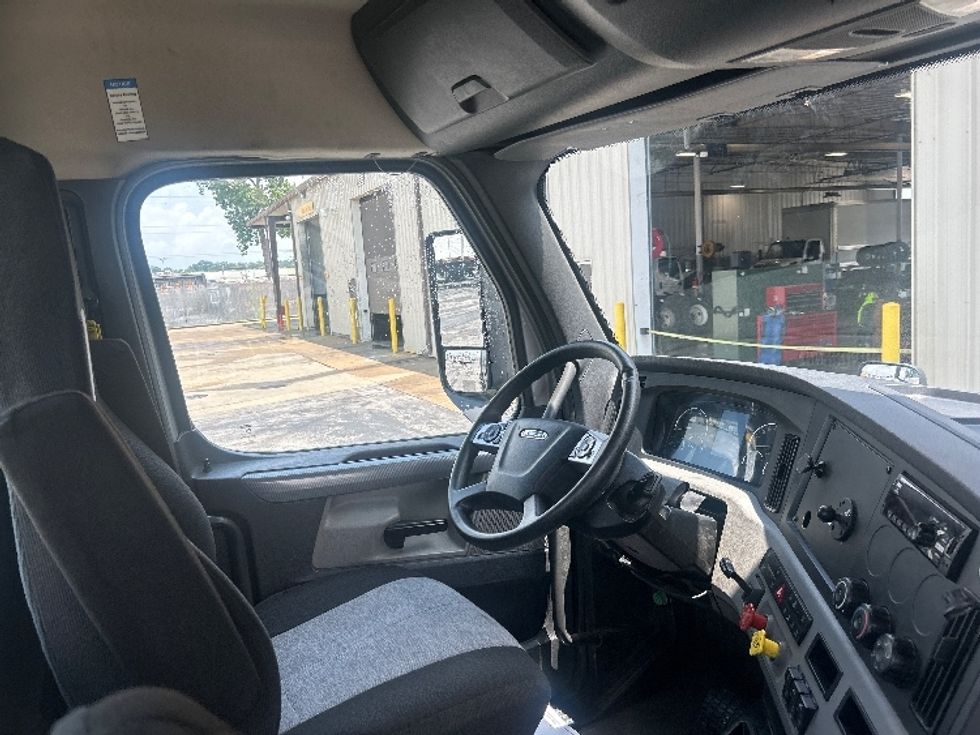 Day Cab Tractor-Heavy Duty Tractors-Freightliner-2020-T12664ST-Nashville (Mount Juliet)-TN-300,414\n\t\tmiles-$ 57,000 - Image 14