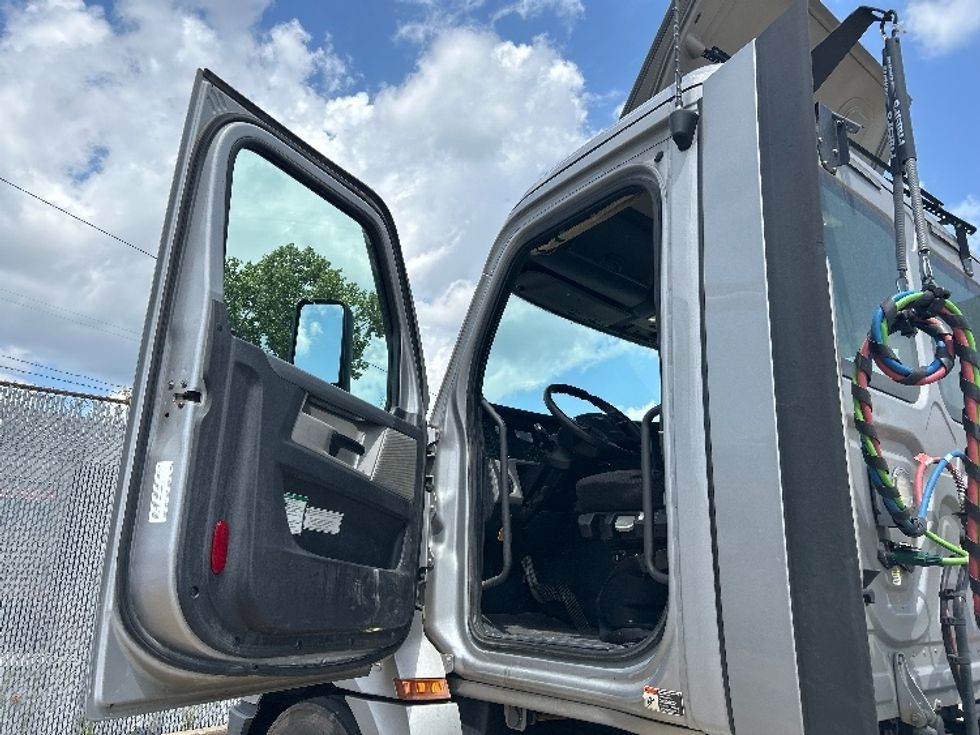 Day Cab Tractor-Heavy Duty Tractors-Freightliner-2020-T12664ST-Nashville (Mount Juliet)-TN-300,414\n\t\tmiles-$ 57,000 - Image 9