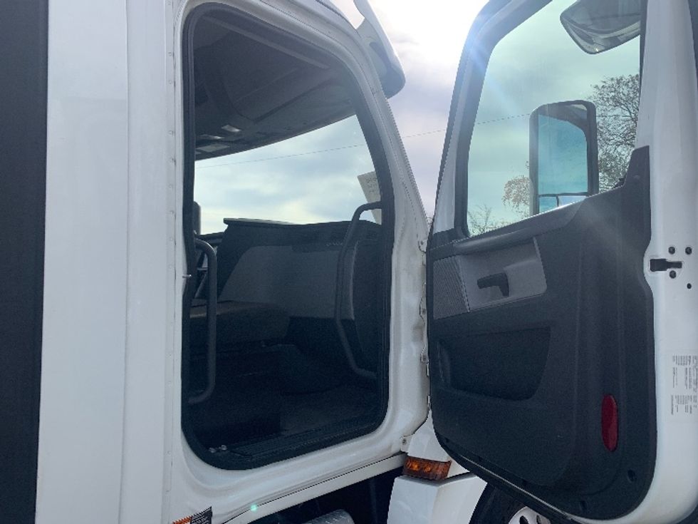 Day Cab Tractor-Heavy Duty Tractors-Freightliner-2020-T12664ST-Nashville (Mount Juliet)-TN-352,178\n\t\tmiles-$ 54,750 - Image 12