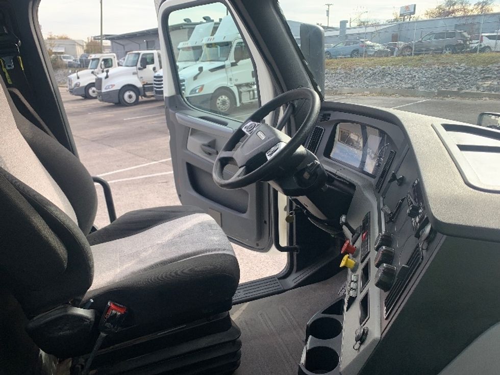 Day Cab Tractor-Heavy Duty Tractors-Freightliner-2020-T12664ST-Nashville (Mount Juliet)-TN-352,178\n\t\tmiles-$ 54,750 - Image 14
