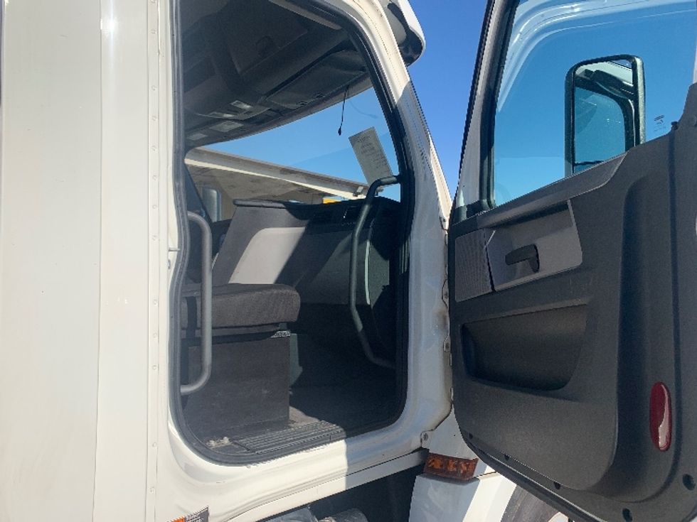 Day Cab Tractor-Heavy Duty Tractors-Freightliner-2020-T12664ST-Nashville (Mount Juliet)-TN-355,695\n\t\tmiles-$ 54,500 - Image 12