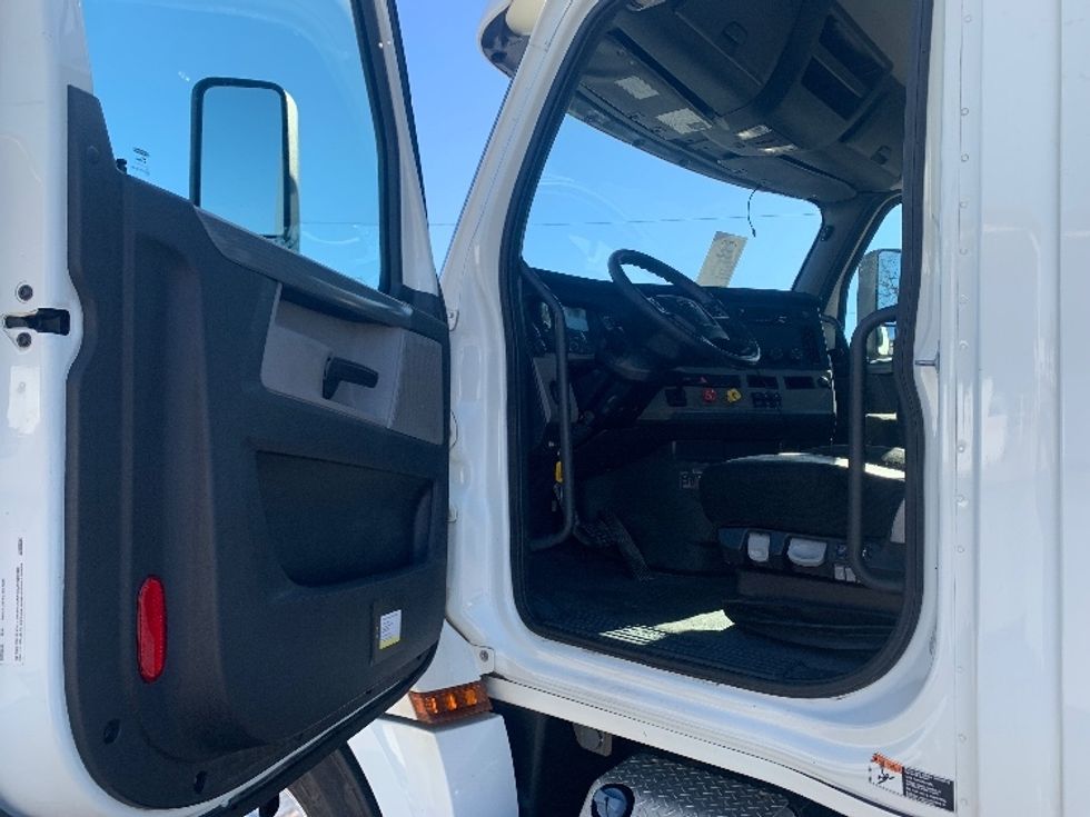 Day Cab Tractor-Heavy Duty Tractors-Freightliner-2020-T12664ST-Nashville (Mount Juliet)-TN-355,695\n\t\tmiles-$ 54,500 - Image 9