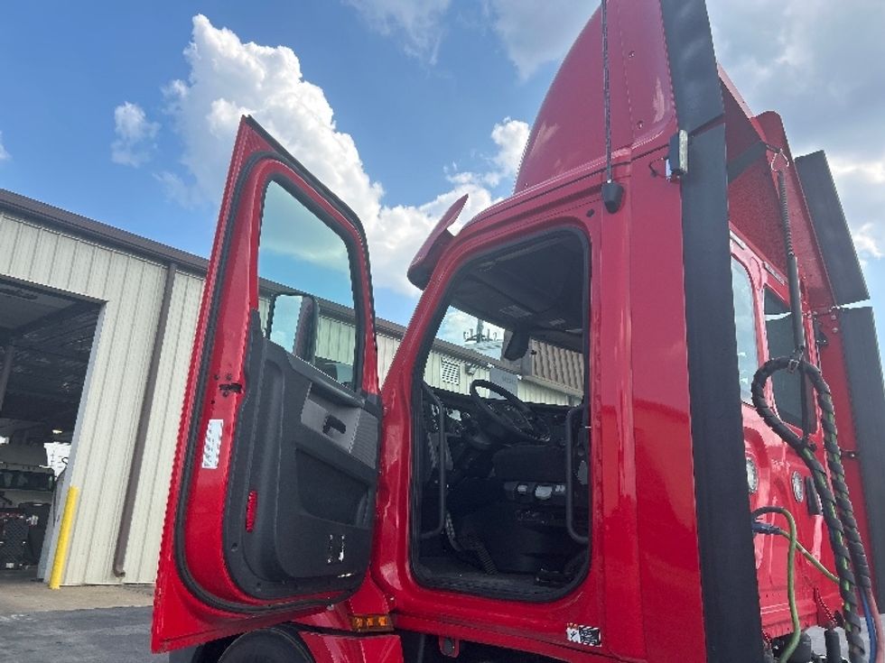 Day Cab Tractor-Heavy Duty Tractors-Freightliner-2020-T12664ST-Nashville (Mount Juliet)-TN-370,322\n\t\tmiles-$ 52,000 - Image 9