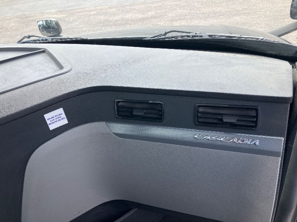 Day Cab Tractor-Heavy Duty Tractors-Freightliner-2020-T12664ST-Nashville (Mount Juliet)-TN-392,876\n\t\tmiles-$ 45,250 - Image 12